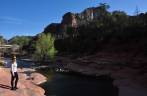 Percorrendo o belo e gelado rio no Slide Rock State Park, perto de Sedona, no Arizona, Estados Unidos